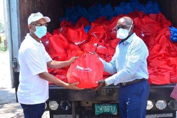 J. Wray & Nephew dona 2.000 kit alimentari a Cornpiece Clarendom